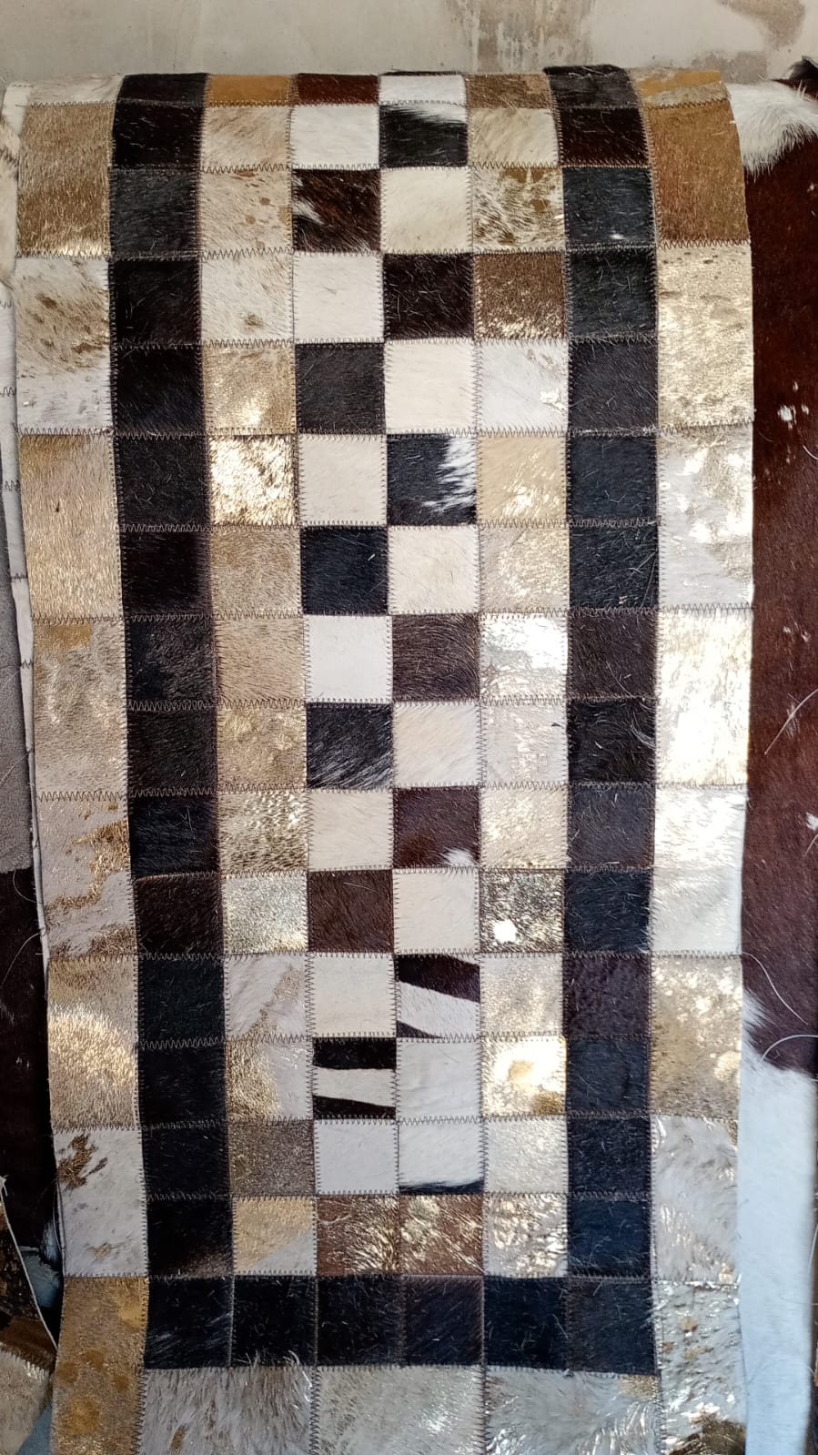 Alfombra artesanal de piel bovina en ambiente decorado, 4