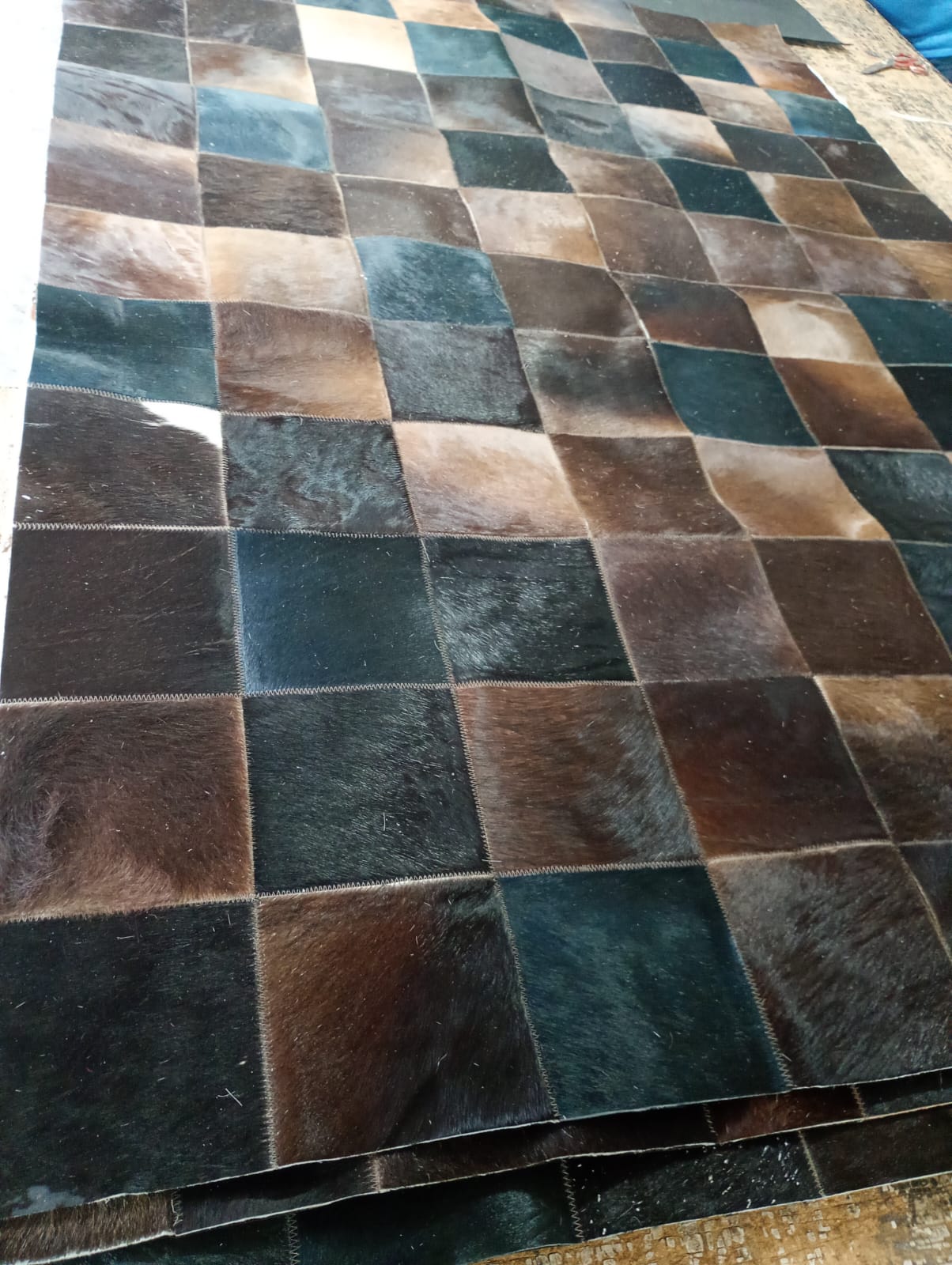 Alfombra artesanal de piel bovina en ambiente decorado, 22