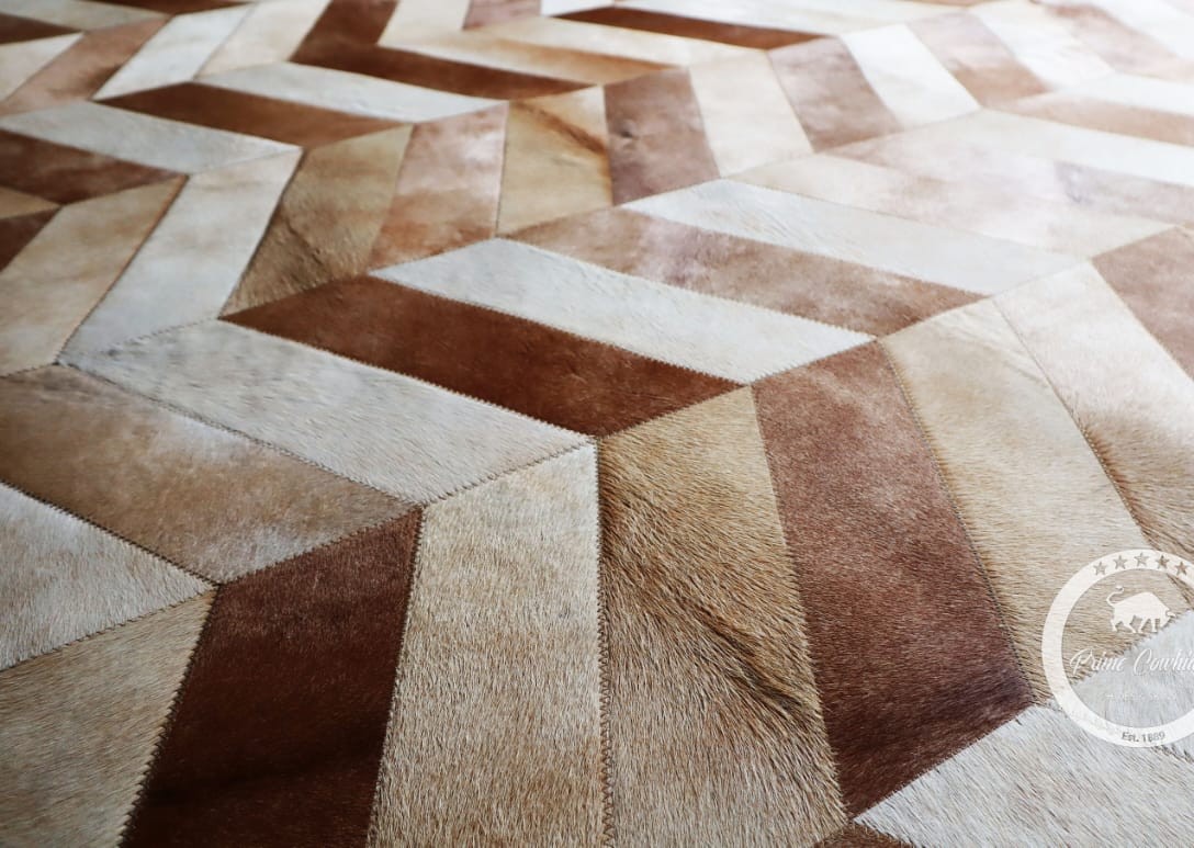 Alfombra artesanal de piel bovina en ambiente decorado, 21