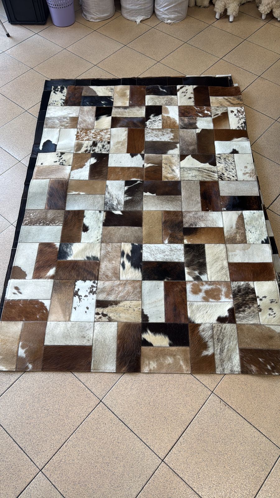 Alfombra artesanal de piel bovina en ambiente decorado, 19