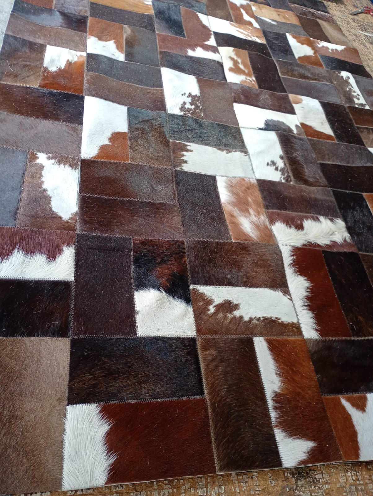 Alfombra artesanal de piel bovina en ambiente decorado, 23