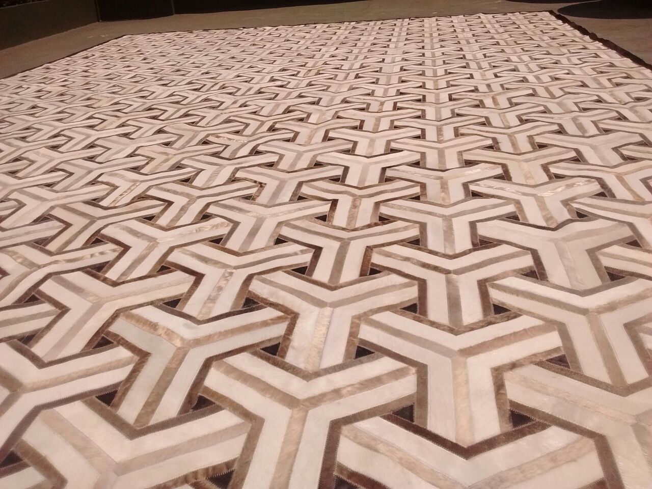 Alfombra artesanal de piel bovina en ambiente decorado, 8