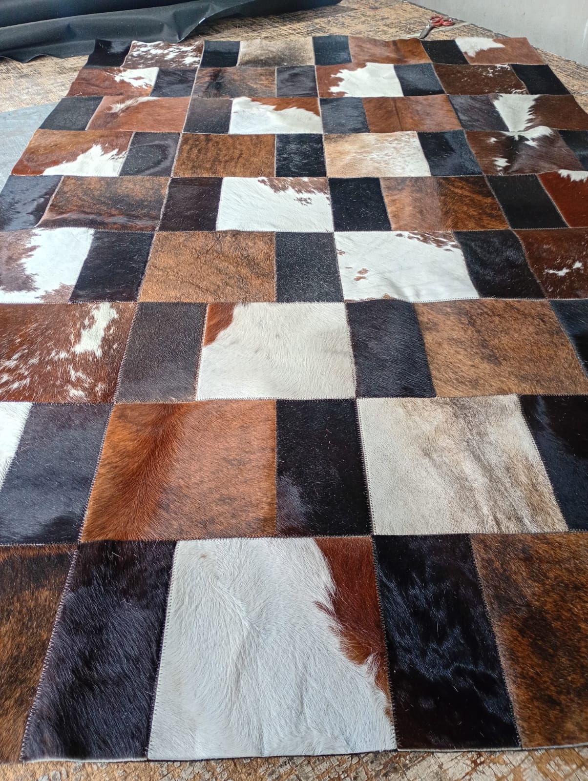 Alfombra artesanal de piel bovina en ambiente decorado, 20