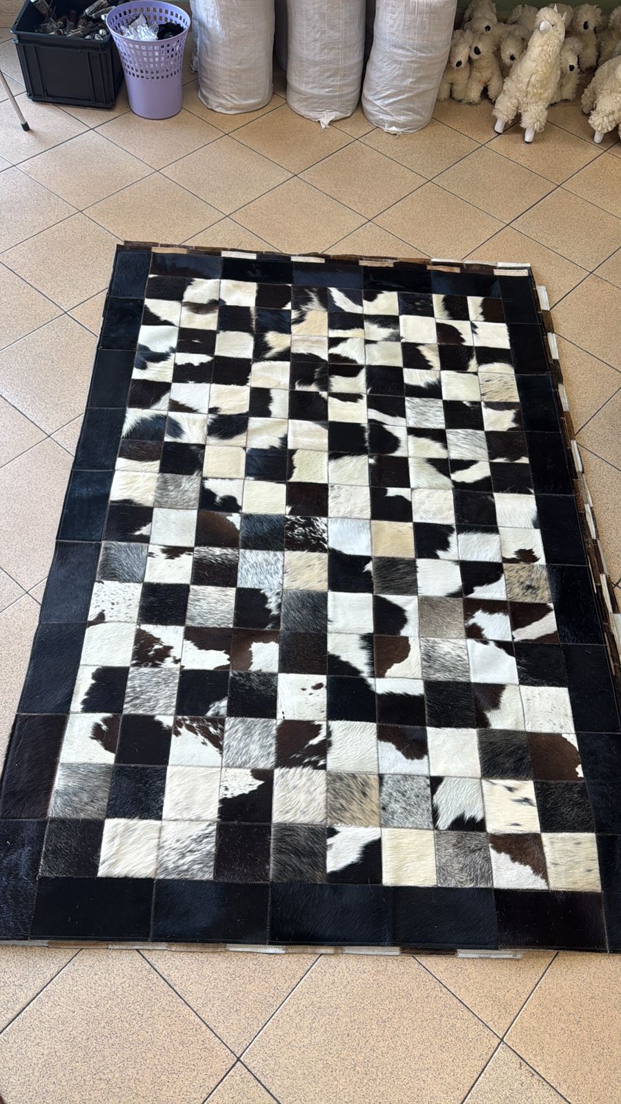 Alfombra artesanal de piel bovina en ambiente decorado, 18
