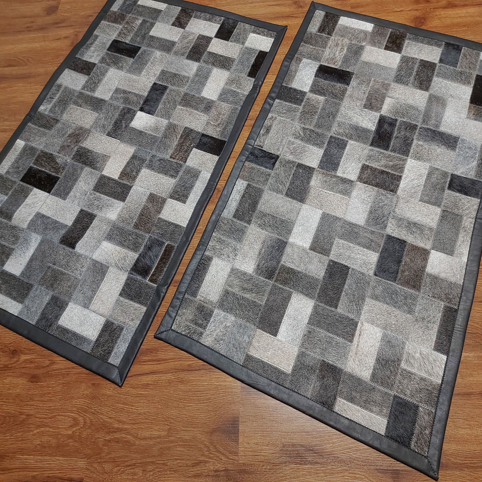 Alfombra artesanal de piel bovina en ambiente decorado, 16