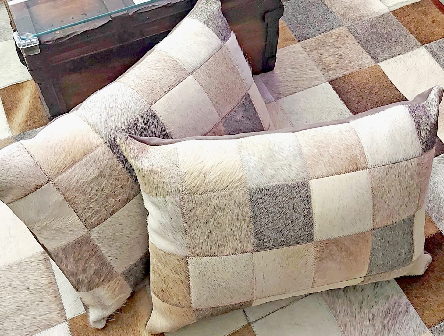 Alfombra artesanal de piel bovina en ambiente decorado, 5