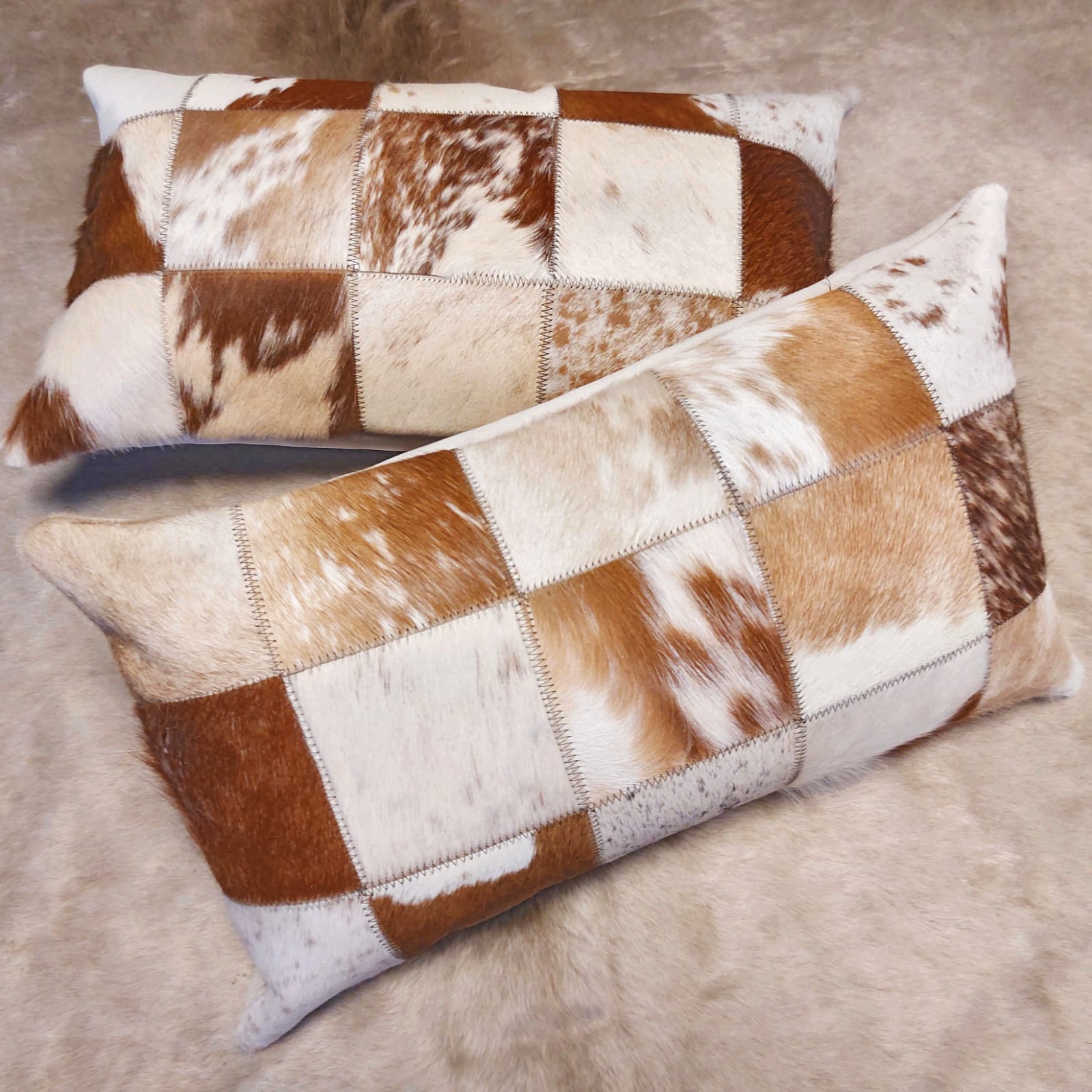 Alfombra artesanal de piel bovina en ambiente decorado, 17
